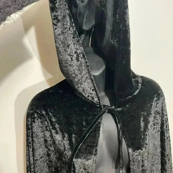 Spirit Halloween Costume Women’s Hooded Cape Long One size fits all Black - Picture 2 of 5